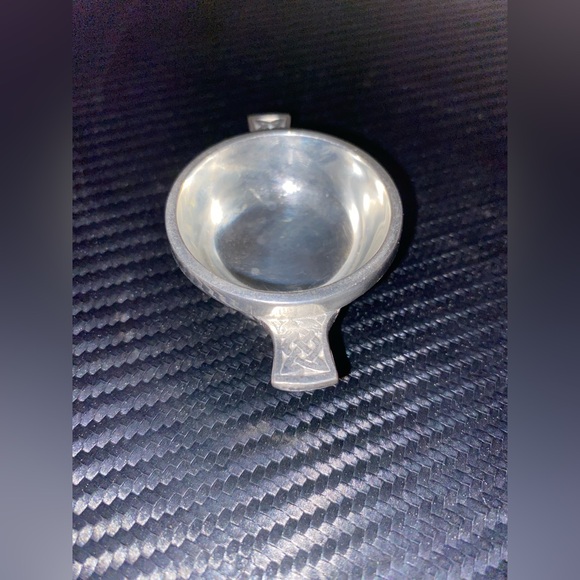 Vtg. Celtic Knot Handle Scottish Pewter Quaich Bowl - Picture 3 of 7